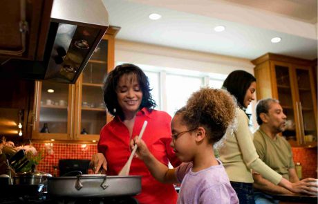 ארוחות המבושלות בבית נוטות להכיל רכיבים מזינים יותר לעומת ארוחות המוכנות מראש (ready to eat) – מחקר בקרב מגוון משפחות עם ילדים.